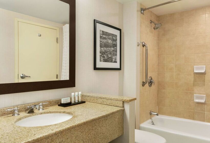 هتل Embassy Suites  Boston Logan Airport