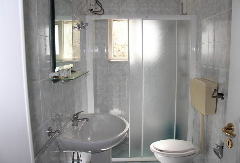 تختخواب و صبحانه Villa Dei Pini