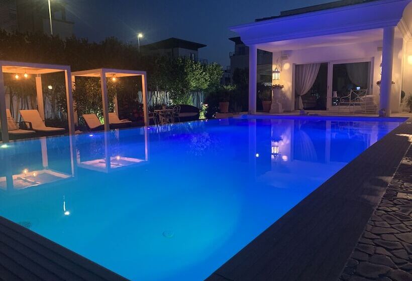 تختخواب و صبحانه White House Luxury Hospitality