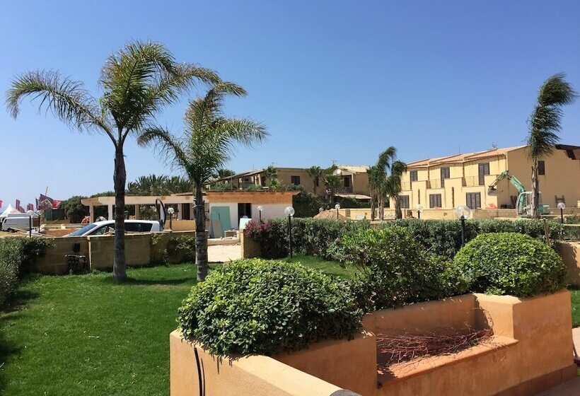 مسافرخانه Herons Bay Resort