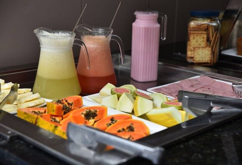 Отель Manos Royal