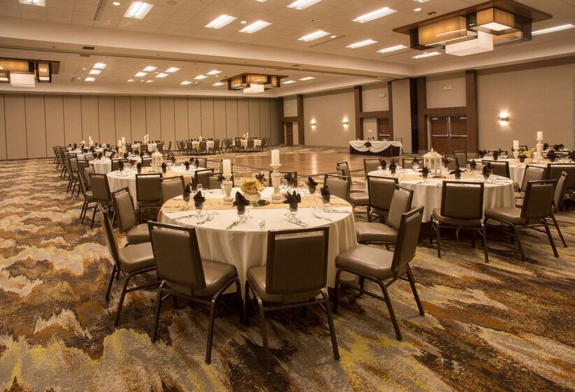 هتل Doubletree By Hilton Fresno Convention Center