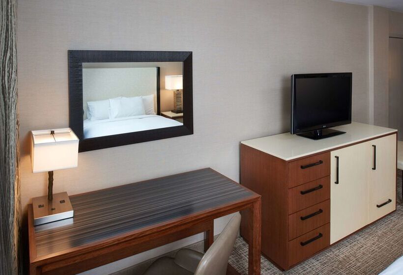 هتل Doubletree By Hilton Fresno Convention Center