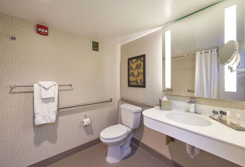 هتل Doubletree By Hilton Fresno Convention Center