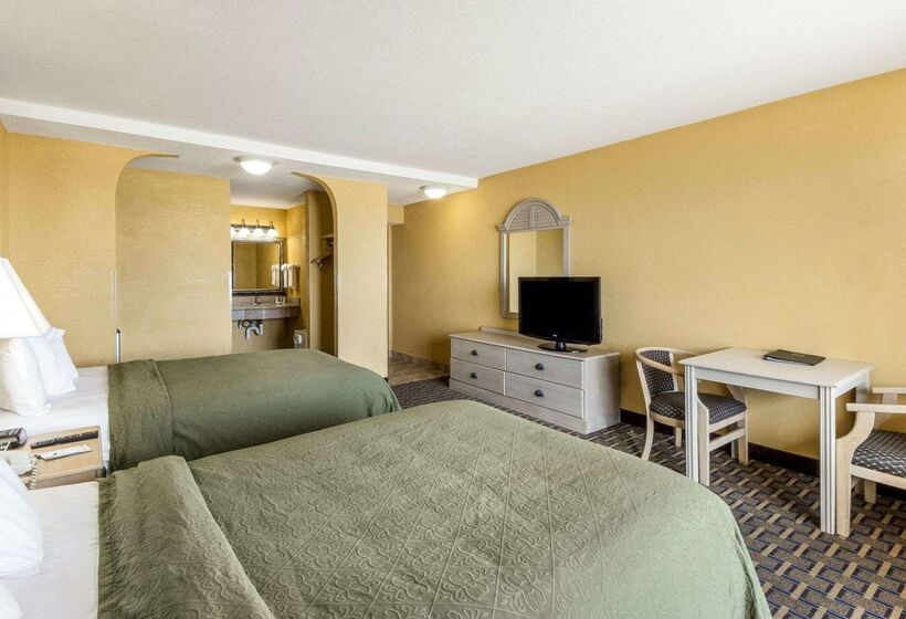 هتل Quality Inn & Suites On The Beach