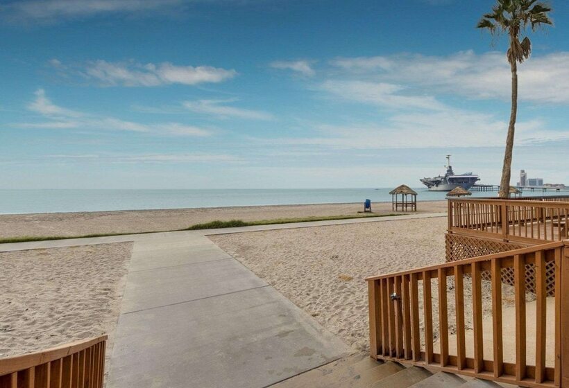 هتل Quality Inn & Suites On The Beach