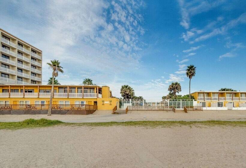 هتل Quality Inn & Suites On The Beach