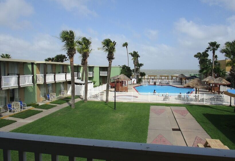 هتل Quality Inn & Suites On The Beach