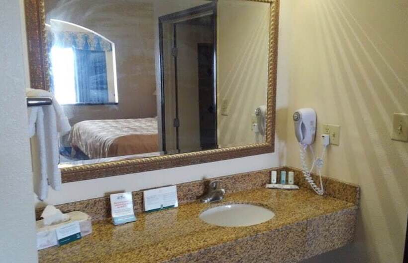هتل Quality Inn & Suites On The Beach