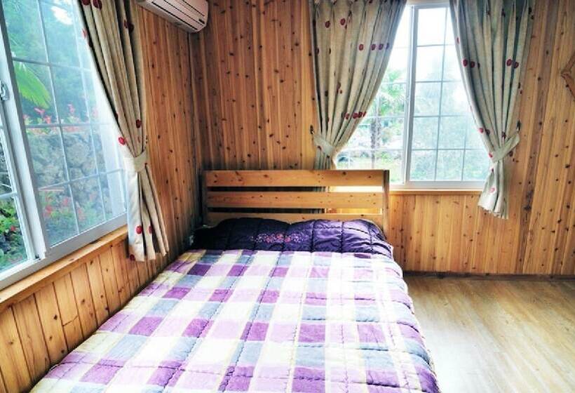 בית מלון כפרי Jeju Sannaedeul Pension