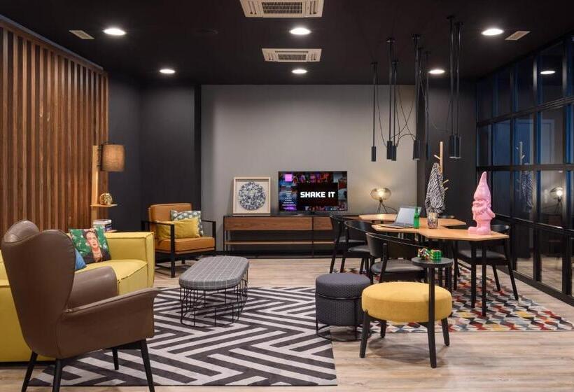 Отель Moxy Lisboa Oriente