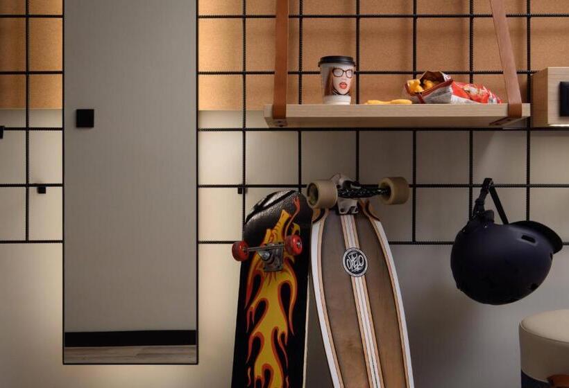 Отель Moxy Lisboa Oriente