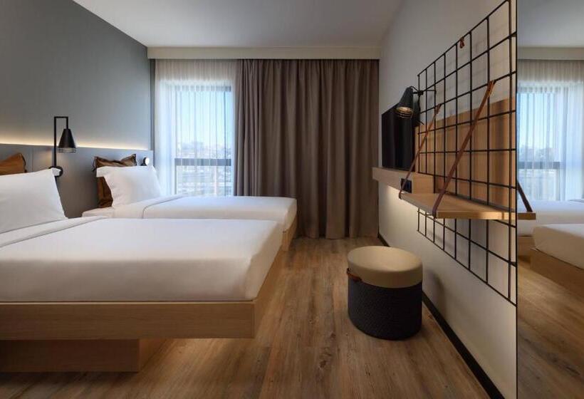 Отель Moxy Lisboa Oriente