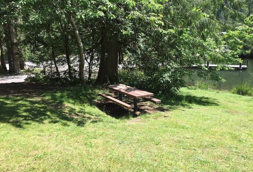 83mf   Lakeside   Hot Tub   Wifi   Bbq   Dock   Sleeps 4 No Pets