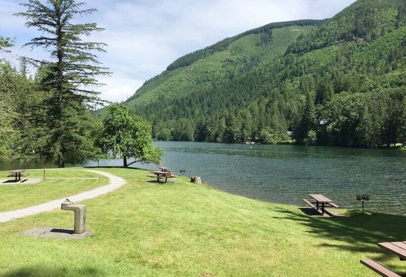 83mf   Lakeside   Hot Tub   Wifi   Bbq   Dock   Sleeps 4 No Pets