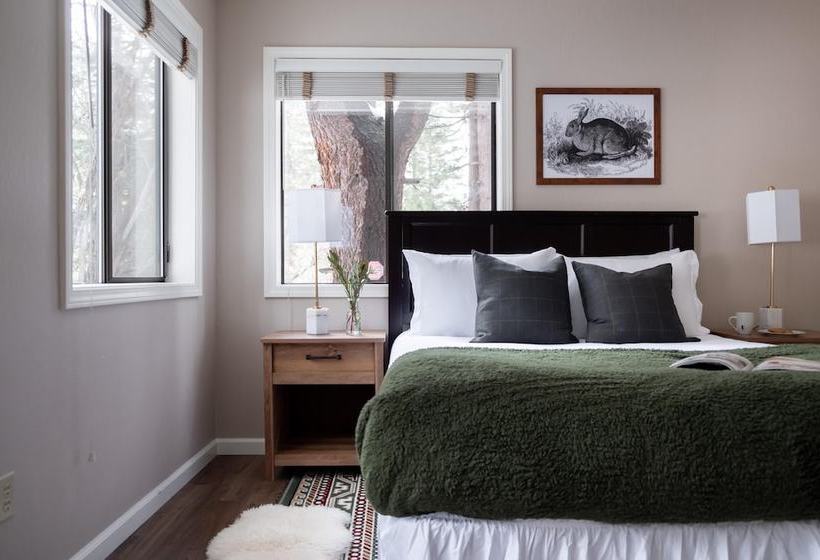 Tarly  Serene Cabin W Two Patios & Hot Tub In Incline Village