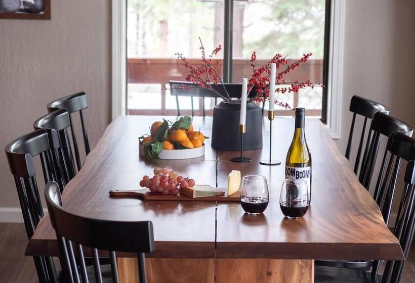 Tarly  Serene Cabin W Two Patios & Hot Tub In Incline Village