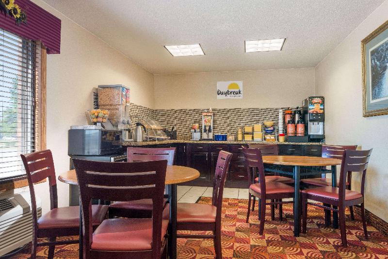 בית מלון כפרי Days Inn By Wyndham Muncie Ball State University