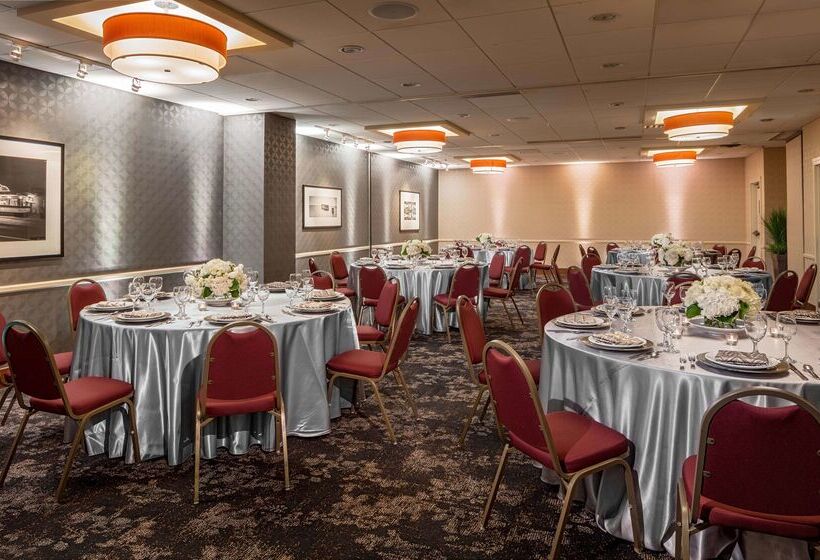 בית מלון כפרי Doubletree Suites By Hilton Minneapolis Downtown