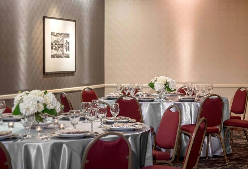 בית מלון כפרי Doubletree Suites By Hilton Minneapolis Downtown