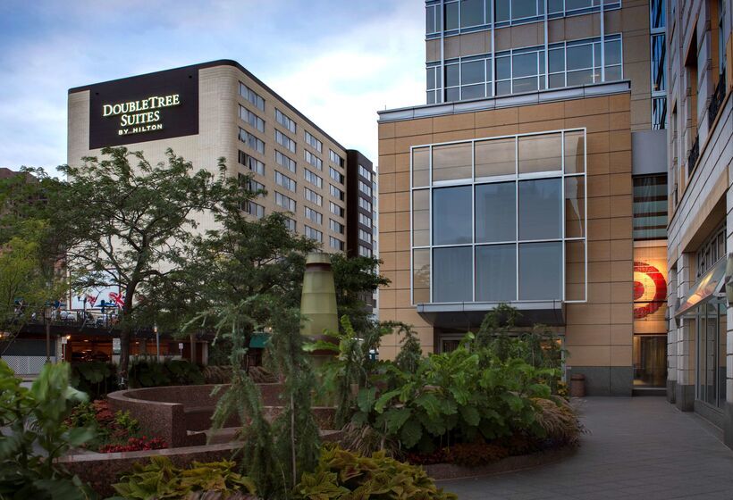 בית מלון כפרי Doubletree Suites By Hilton Minneapolis Downtown