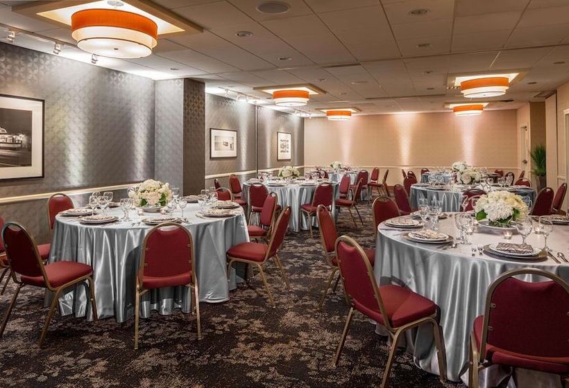 בית מלון כפרי Doubletree Suites By Hilton Minneapolis Downtown