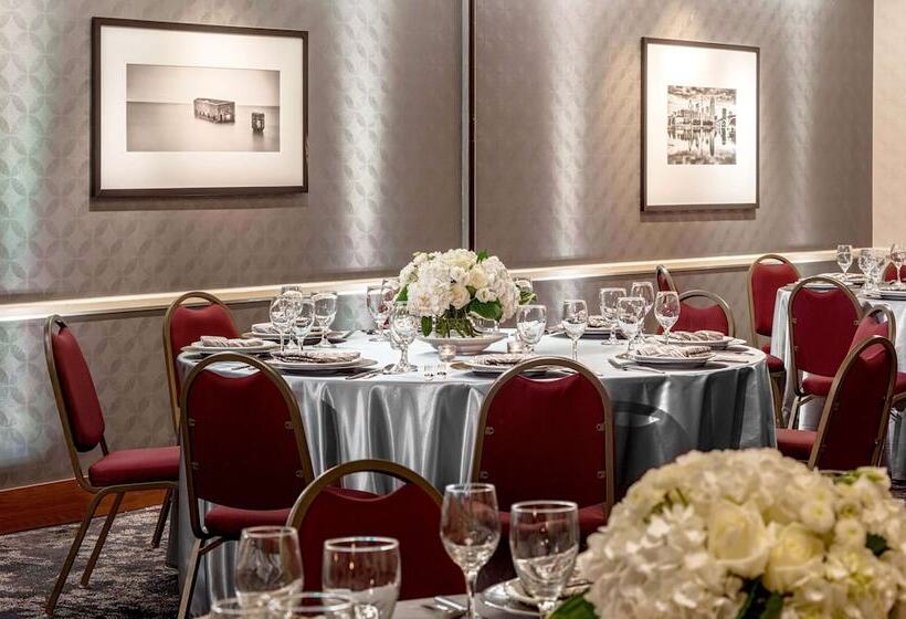 בית מלון כפרי Doubletree Suites By Hilton Minneapolis Downtown