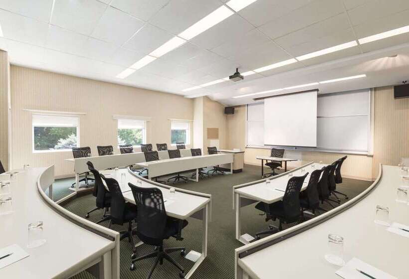 هتل Ivey Spencer Leadership Centre
