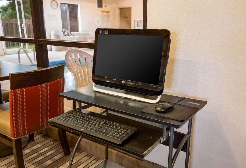 هتل Quality Inn I70 Near Kansas Speedway