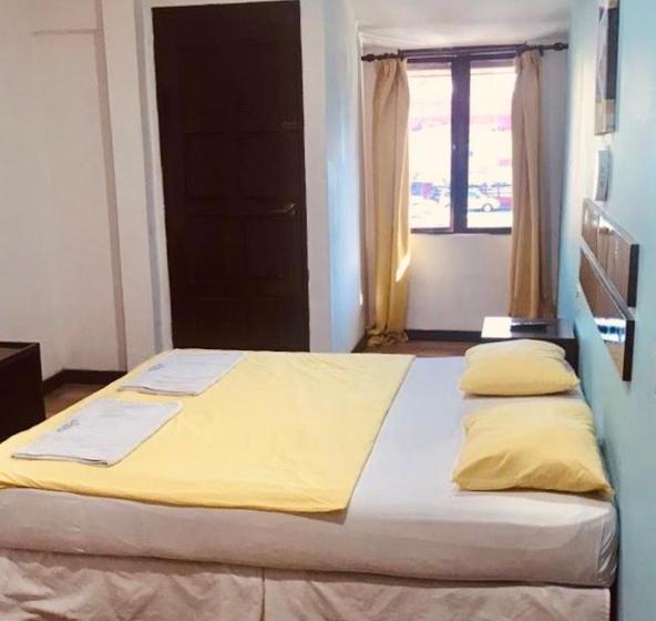 هاستل Holiday Dive Inn