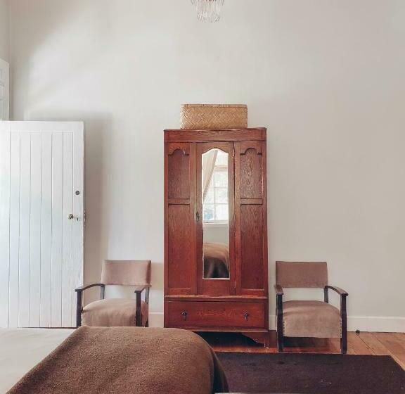 بنسيون Ebony Lodge