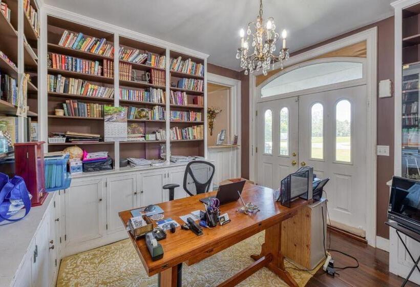 צימר Monroe Manor Inn