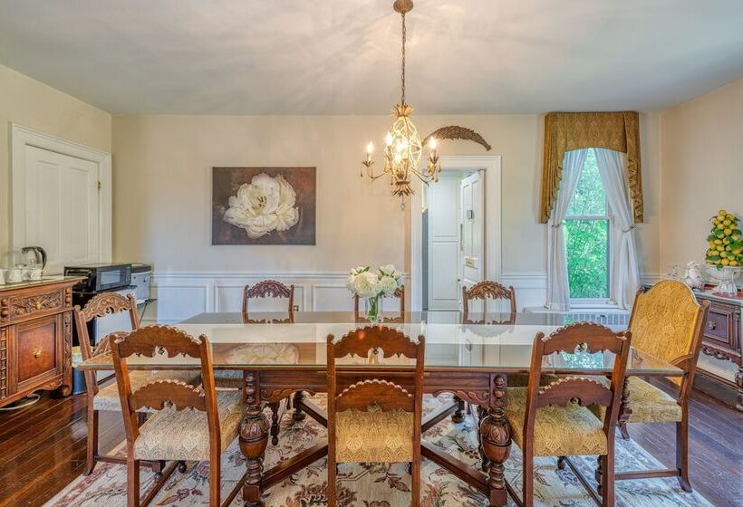 צימר Monroe Manor Inn