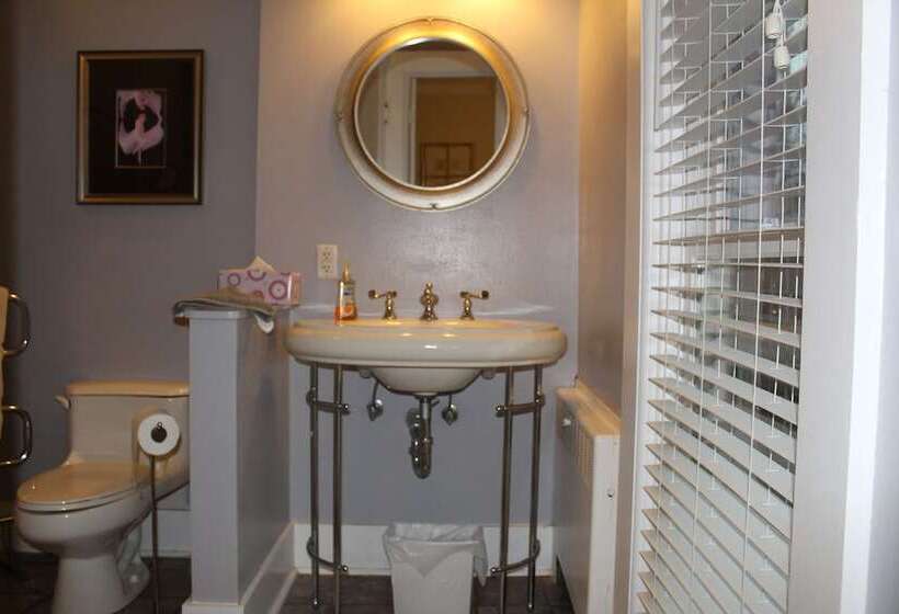 צימר Monroe Manor Inn