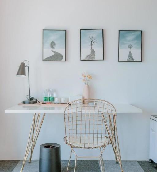 پانسیون 1979 Treeinn