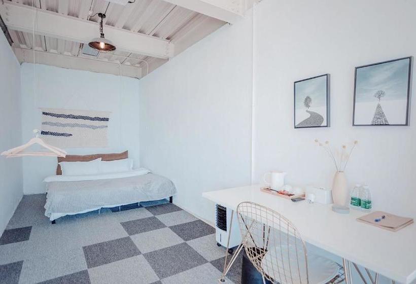 پانسیون 1979 Treeinn