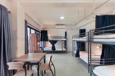 Oyo 724 Green Light Cafe & Bed Hostel