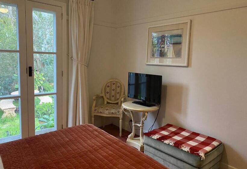 Bed and Breakfast Aashay Country Stay