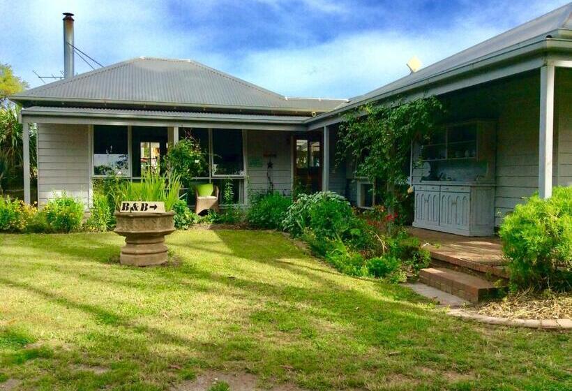 Bed and Breakfast Aashay Country Stay
