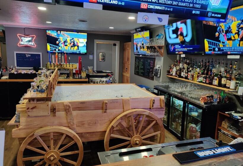 هتل Smoky Falls Lodge