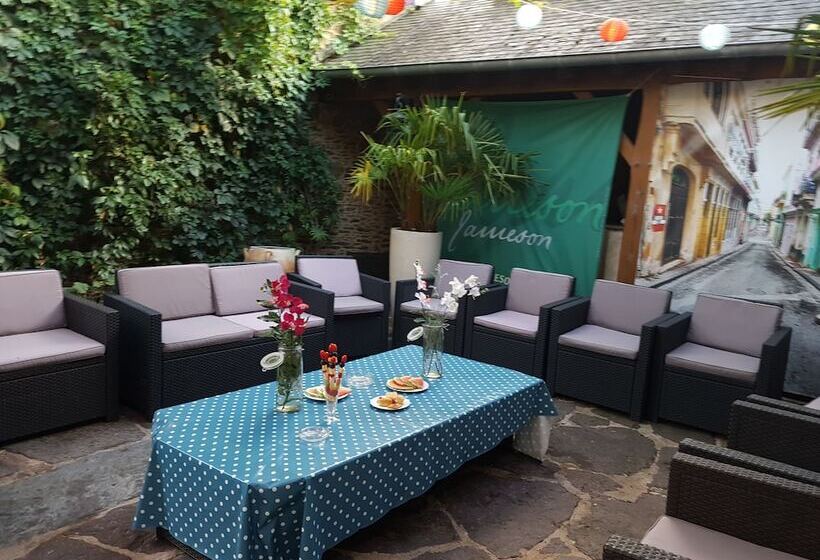 ベッドアンドブレックファースト Le Café Du Village   Bar à Cocktails & à Ambiance