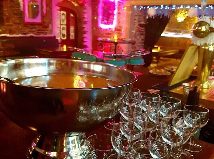 ベッドアンドブレックファースト Le Café Du Village   Bar à Cocktails & à Ambiance