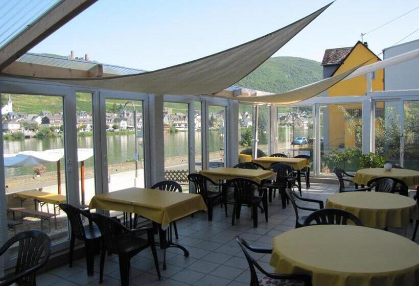 ホテル Panoramacafé Kattenes