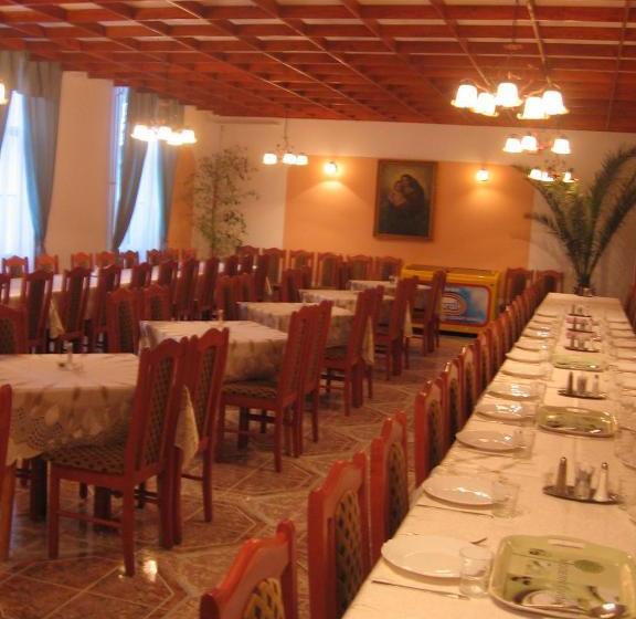 پانسیون Mater Salvatoris House