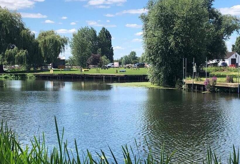 Pike And Eel Hotel And Marina