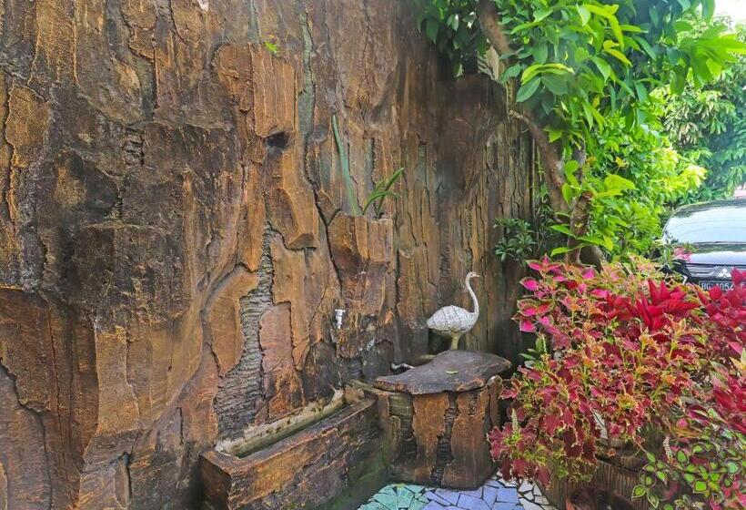 هتل Oyo Life 2899 Ardilia Kost