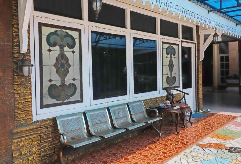 هتل Oyo Life 2899 Ardilia Kost