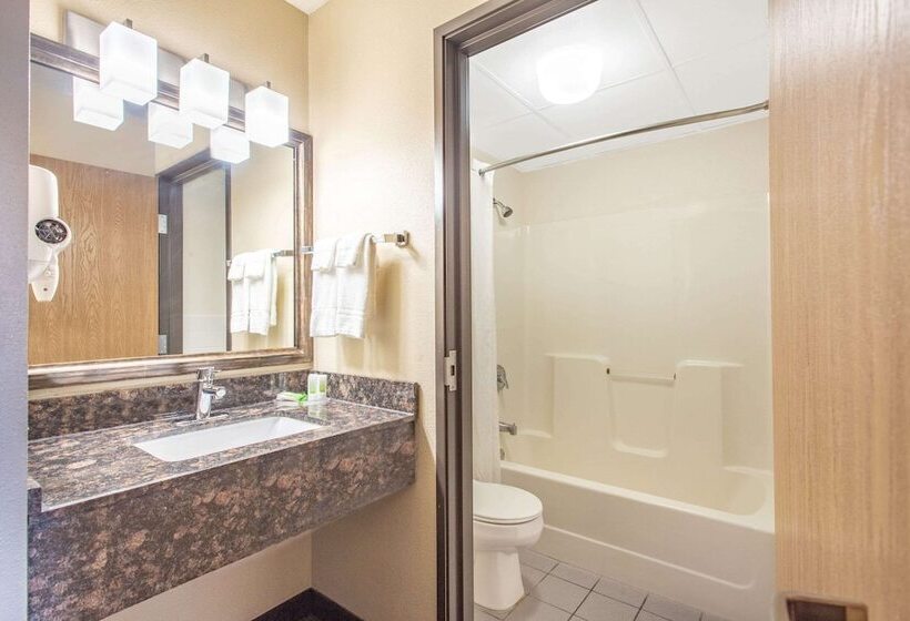 Отель Americinn By Wyndham West Salem