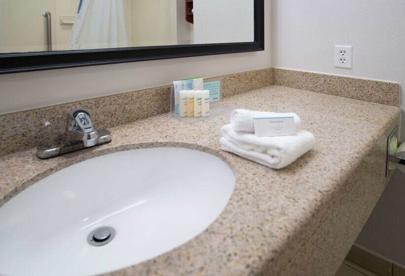 هتل Hampton Inn Linden