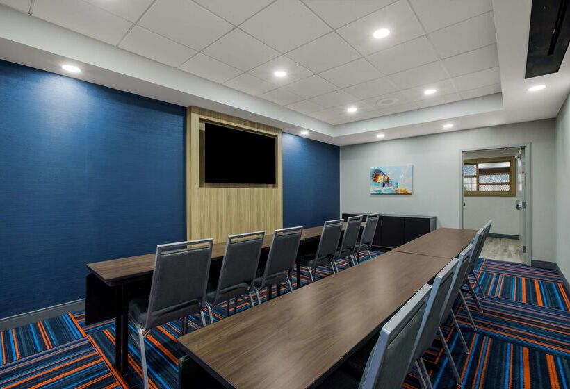 هتل Hampton Inn Linden